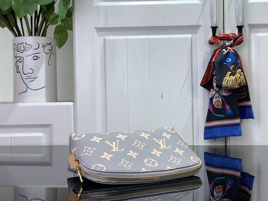 ルイヴィトン ポーチ 新作 Louis Vuitton 2024秋冬新作 ポシェット・コスメティック PM トリアノン グレー M12440 モノグラム・キャンバス ゴールド金具 - 画像 (4)