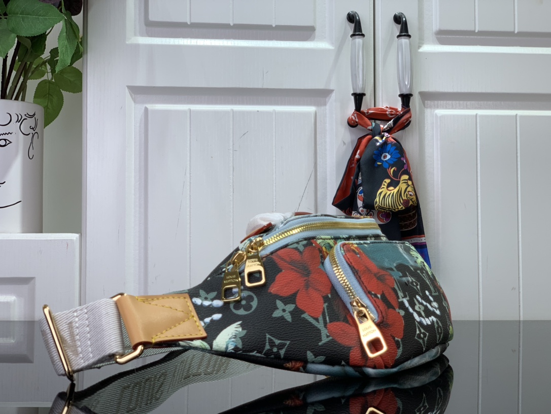 ルイヴィトン バムバッグ 新作 Louis Vuitton ラッシュ・バムバッグ ネイビー ブルー M24992 サーフィン・モノグラム ゴールド金具 - 画像 (9)