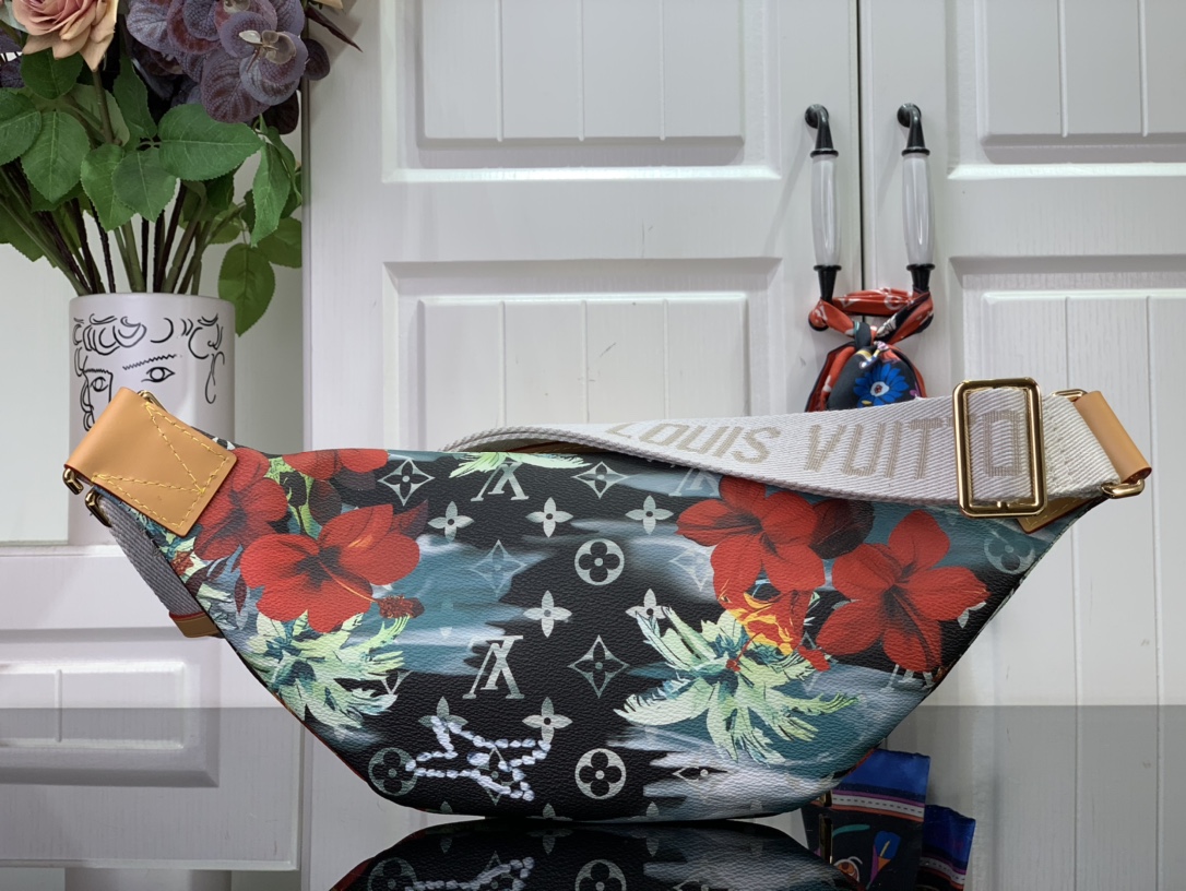 ルイヴィトン バムバッグ 新作 Louis Vuitton ラッシュ・バムバッグ ネイビー ブルー M24992 サーフィン・モノグラム ゴールド金具 - 画像 (8)