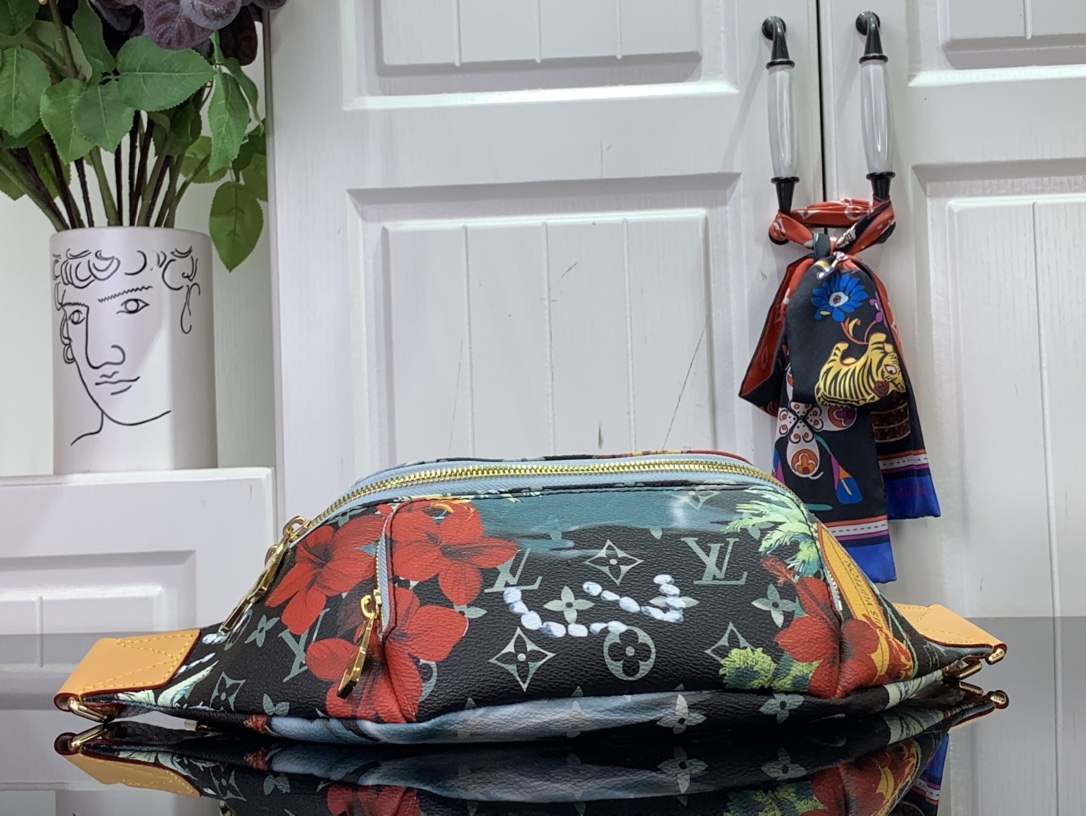 ルイヴィトン バムバッグ 新作 Louis Vuitton ラッシュ・バムバッグ ネイビー ブルー M24992 サーフィン・モノグラム ゴールド金具 - 画像 (7)