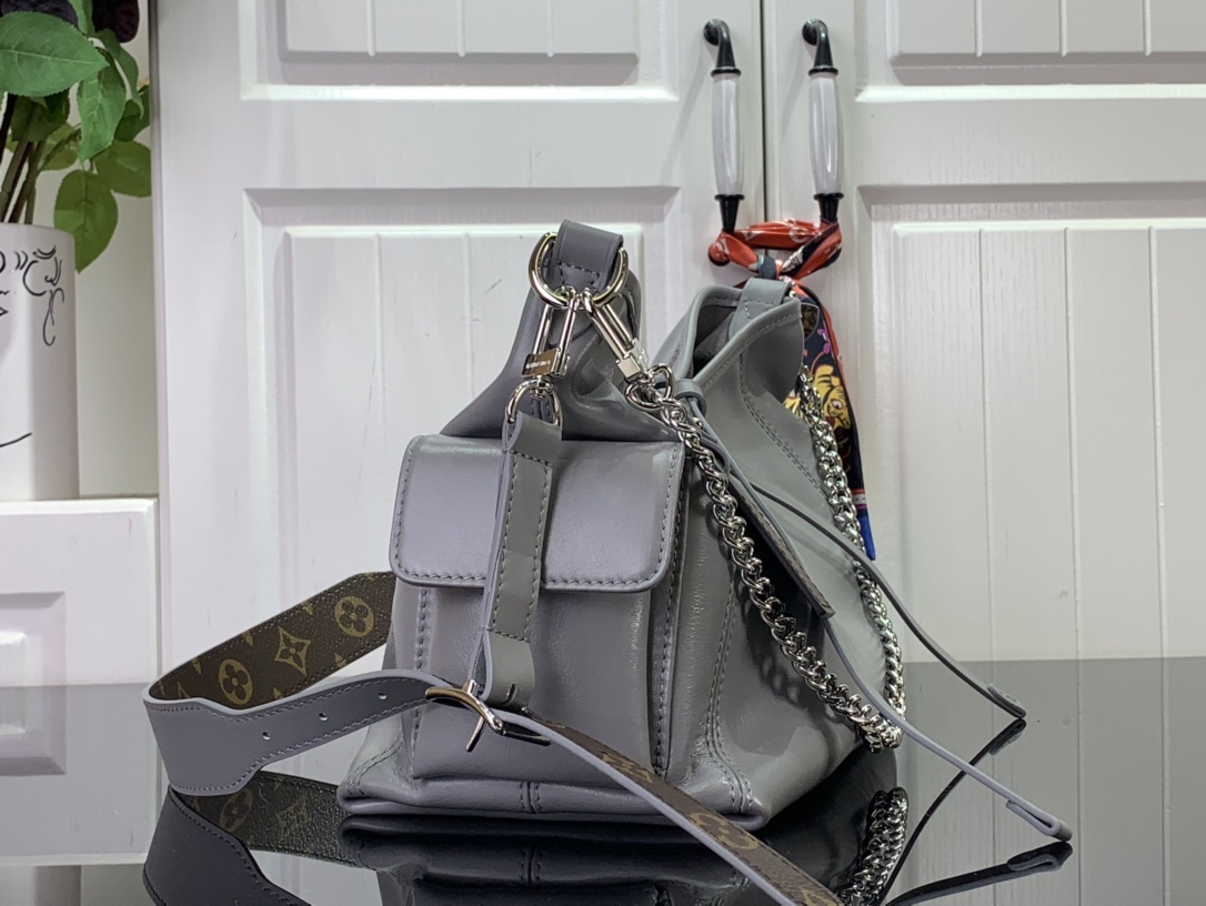 ルイヴィトン ホーボーバッグ 新作 Louis Vuitton キャリーオール・カーゴ PM 2024秋冬新作 トリアノン グレー M12579 ラムレザー シルバー金具 - 画像 (9)
