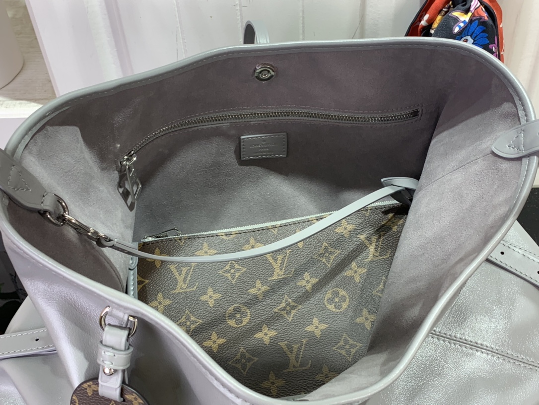 ルイヴィトン ホーボーバッグ 新作 Louis Vuitton キャリーオール・ダーク MM 2024秋冬新作 トリアノン グレー M12583 ラムレザー シルバー金具 - 画像 (3)