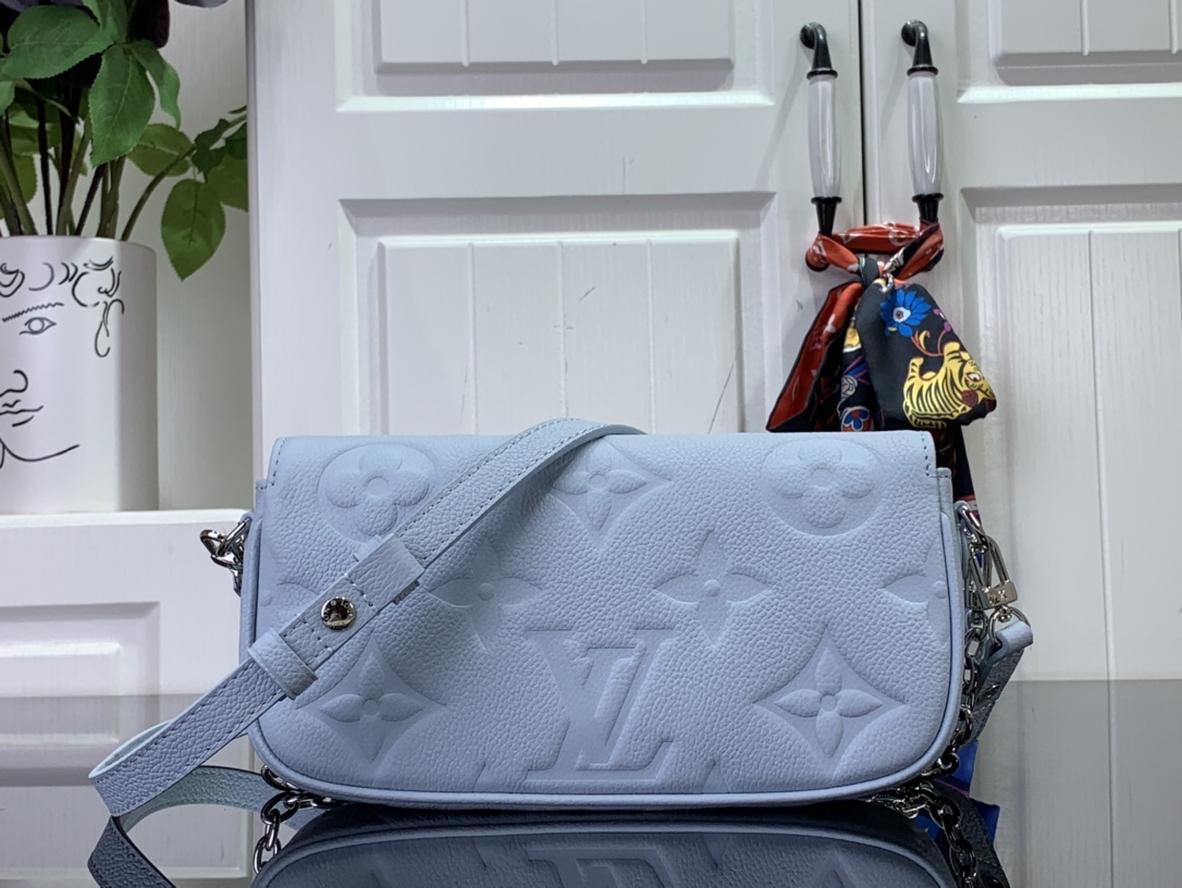ルイヴィトン ショルダーバッグ 新作 Louis Vuitton ウォレット オン チェーン・アイビー ウォッシュド・ブルー M83637 牛革 シルバー金具 - 画像 (8)