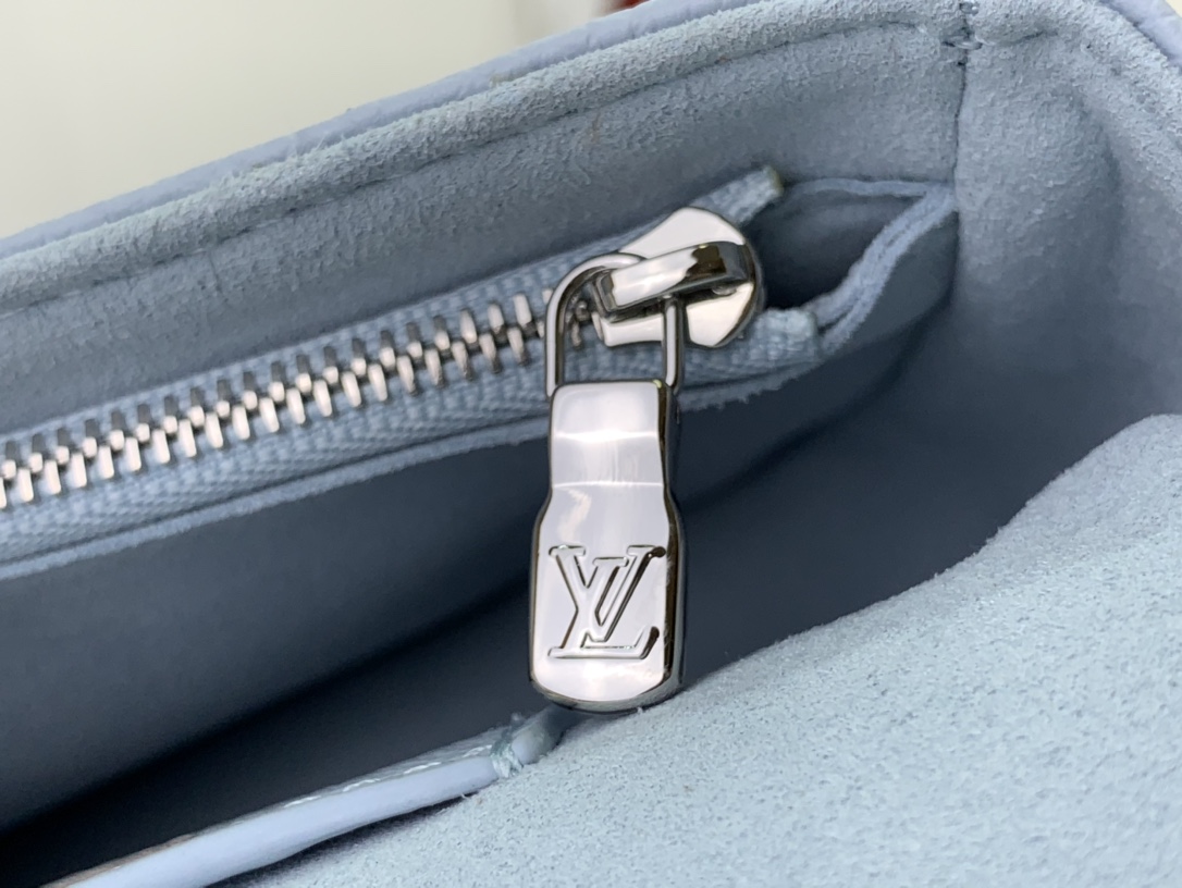 ルイヴィトン ショルダーバッグ 新作 Louis Vuitton ウォレット オン チェーン・アイビー ウォッシュド・ブルー M83637 牛革 シルバー金具 - 画像 (4)