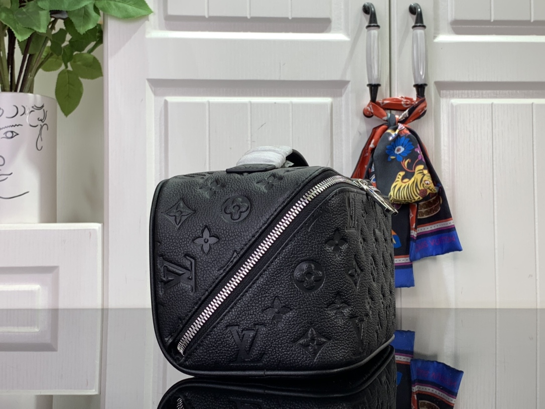 ルイヴィトン バスルームポーチ 新作 Louis Vuitton トイレタリー・バッグ ノワール M11750 モノグラム・アンプラント レザー シルバー金具 - 画像 (5)