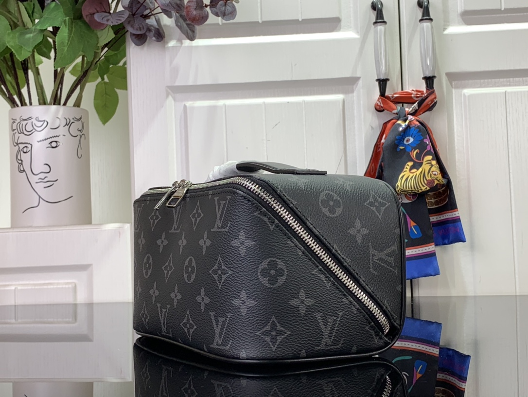 ルイヴィトン バスルームポーチ 新作 Louis Vuitton トイレタリー・バッグ ブラック M11508 モノグラム・エクスリプス キャンバス シルバー金具 - 画像 (9)