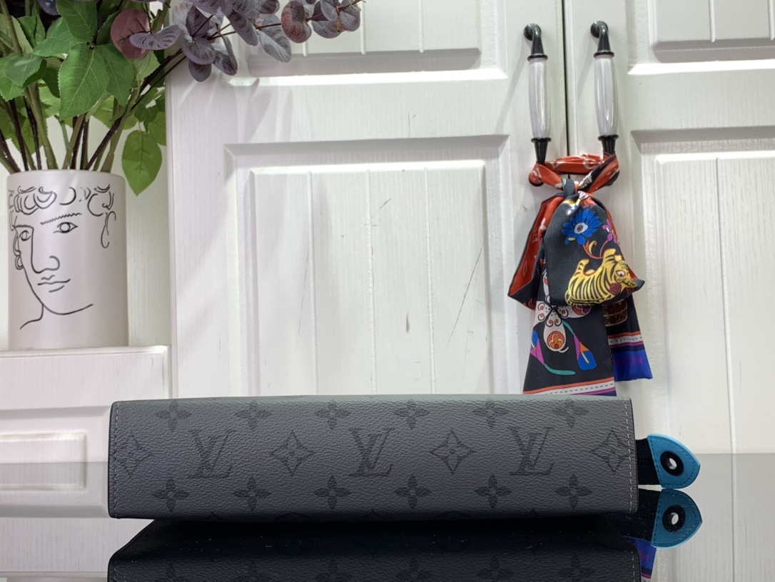 ルイヴィトン クラッチバッグ 新作 Louis Vuitton ポシェット・ヴォワヤージュ MM ターコイズ M11466 モノグラム・エクリプス リバース キャンバス ブラック金具 - 画像 (7)