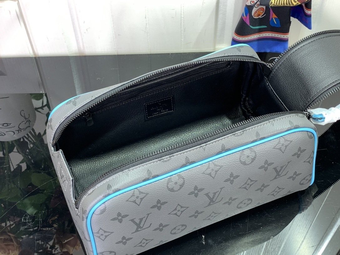 ルイヴィトン バスルームポーチ 新作 Louis Vuitton ドップ・キット ターコイズ M11482 モノグラム・エクリプス リバース キャンバス ブラック金具 - 画像 (4)