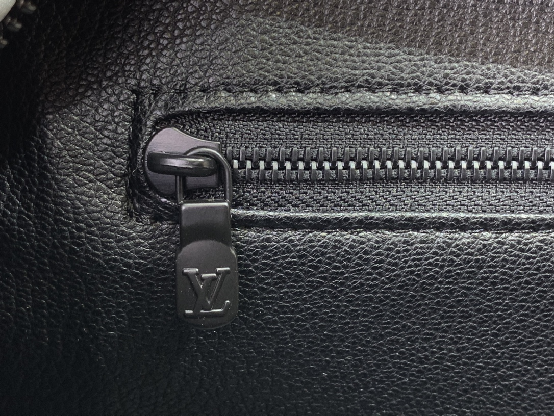 ルイヴィトン バスルームポーチ 新作 Louis Vuitton ドップ・キット ターコイズ M11482 モノグラム・エクリプス リバース キャンバス ブラック金具 - 画像 (2)