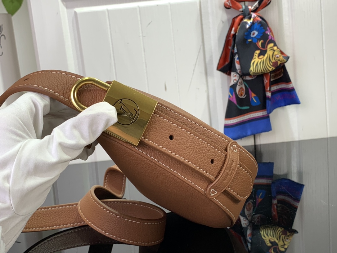 ルイヴィトン バムバッグ 新作 Louis Vuitton Low Key Bumbag コニャック M83546 グレインカーフレザー ゴールド金具 - 画像 (9)