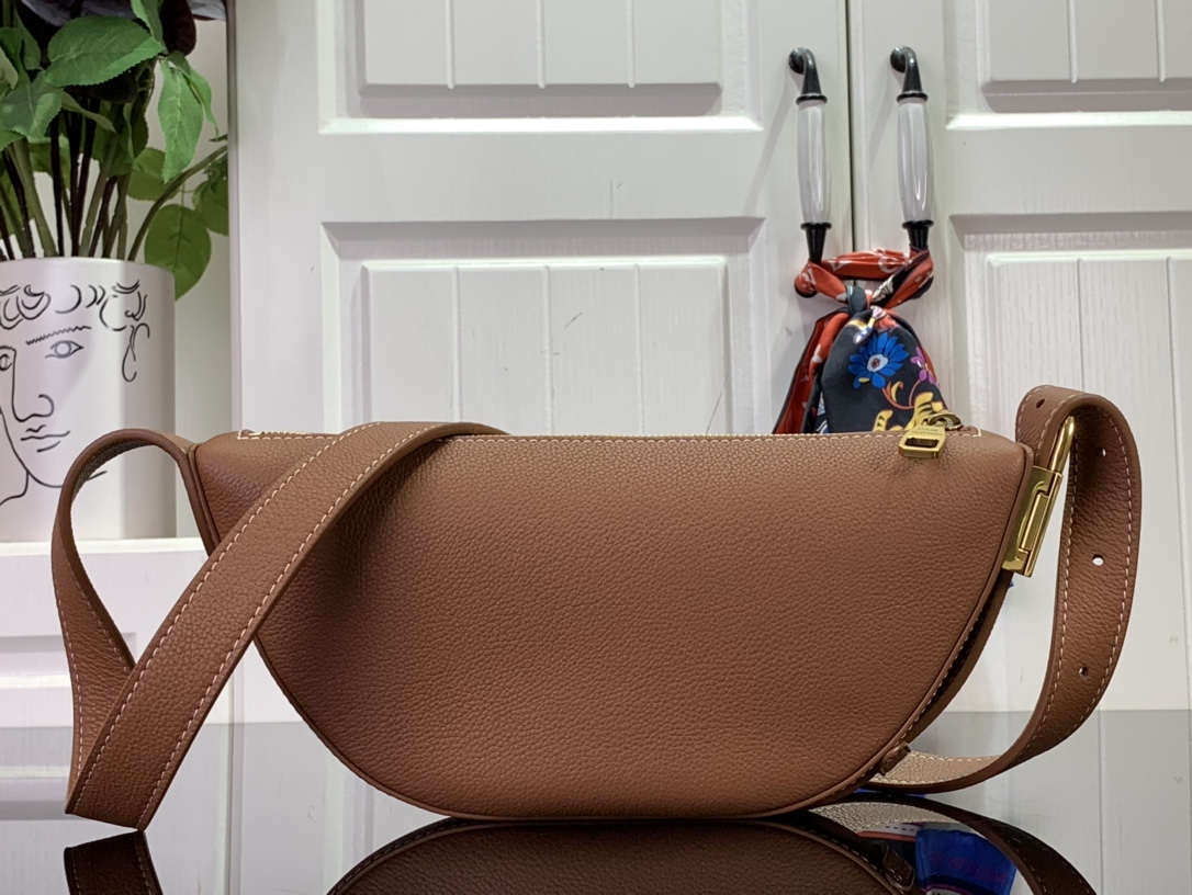 ルイヴィトン バムバッグ 新作 Louis Vuitton Low Key Bumbag コニャック M83546 グレインカーフレザー ゴールド金具 - 画像 (8)