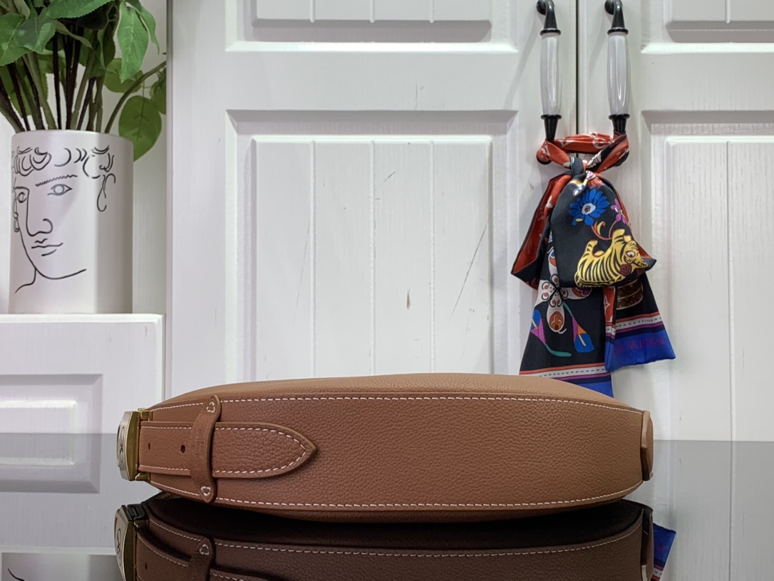 ルイヴィトン バムバッグ 新作 Louis Vuitton Low Key Bumbag コニャック M83546 グレインカーフレザー ゴールド金具 - 画像 (7)