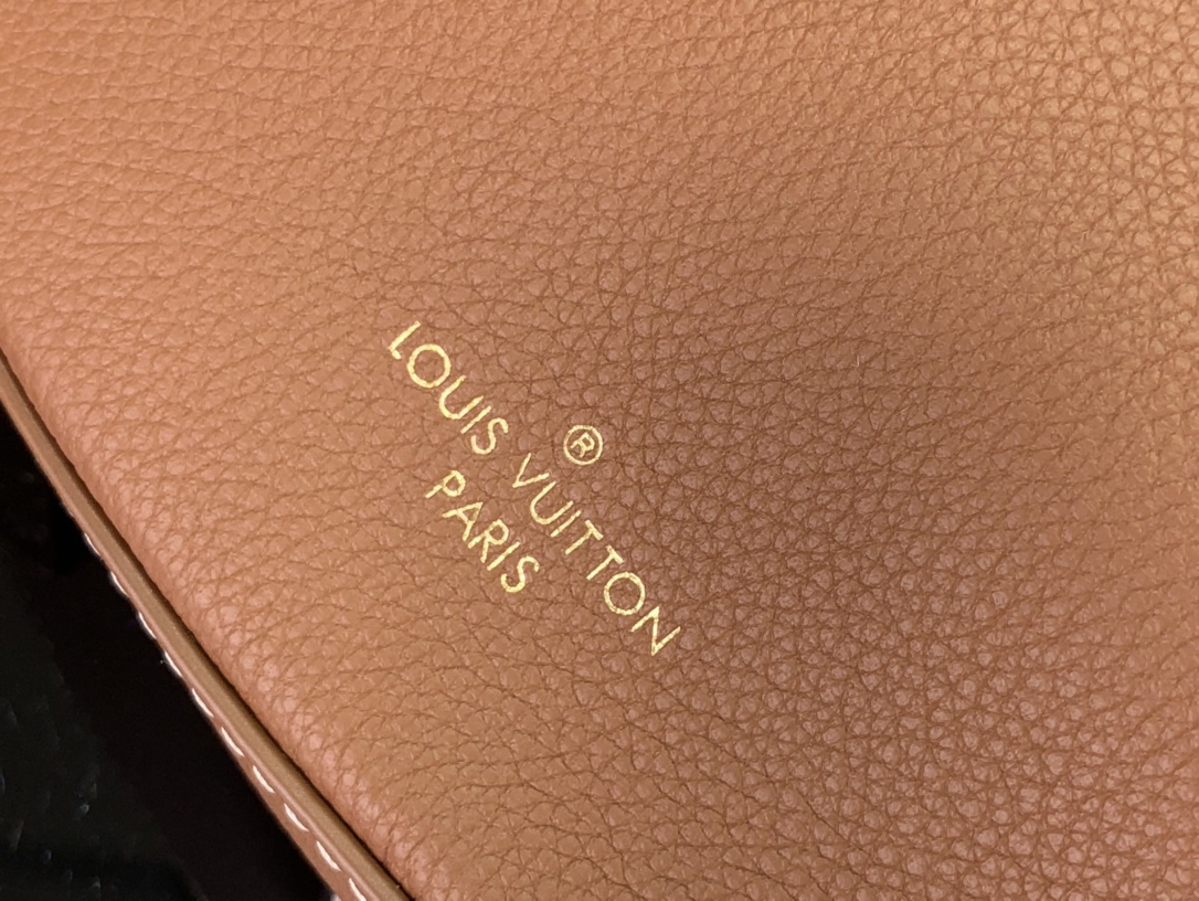 ルイヴィトン バムバッグ 新作 Louis Vuitton Low Key Bumbag コニャック M83546 グレインカーフレザー ゴールド金具 - 画像 (4)