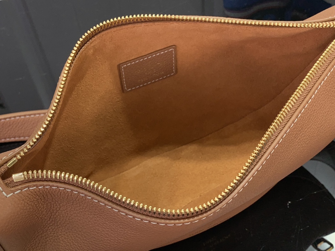 ルイヴィトン バムバッグ 新作 Louis Vuitton Low Key Bumbag コニャック M83546 グレインカーフレザー ゴールド金具 - 画像 (3)