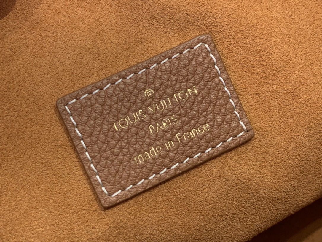 ルイヴィトン バムバッグ 新作 Louis Vuitton Low Key Bumbag コニャック M83546 グレインカーフレザー ゴールド金具 - 画像 (2)