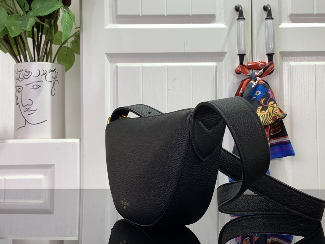 ルイヴィトン バムバッグ 新作 Louis Vuitton Low Key Bumbag ブラック M11429 グレインカーフレザー ゴールド金具 - 画像 (9)