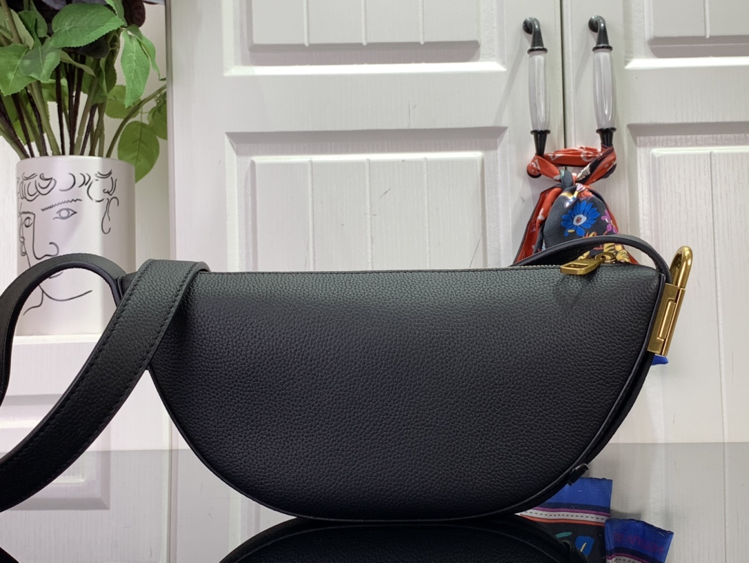 ルイヴィトン バムバッグ 新作 Louis Vuitton Low Key Bumbag ブラック M11429 グレインカーフレザー ゴールド金具 - 画像 (8)