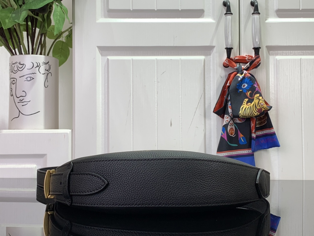 ルイヴィトン バムバッグ 新作 Louis Vuitton Low Key Bumbag ブラック M11429 グレインカーフレザー ゴールド金具 - 画像 (7)