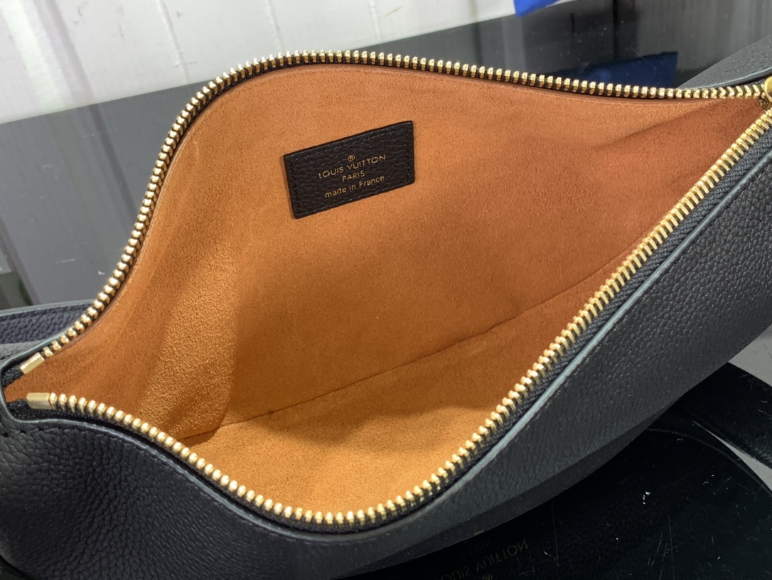 ルイヴィトン バムバッグ 新作 Louis Vuitton Low Key Bumbag ブラック M11429 グレインカーフレザー ゴールド金具 - 画像 (3)