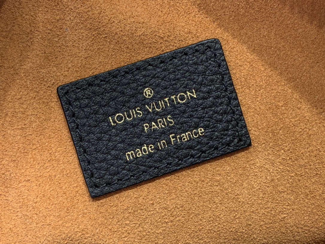 ルイヴィトン バムバッグ 新作 Louis Vuitton Low Key Bumbag ブラック M11429 グレインカーフレザー ゴールド金具 - 画像 (2)