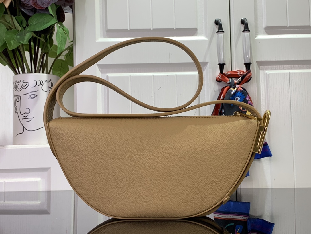ルイヴィトン バムバッグ 新作 Louis Vuitton Low Key Bumbag Urban Yellow m83546 グレインカーフレザー ゴールド金具 - 画像 (8)