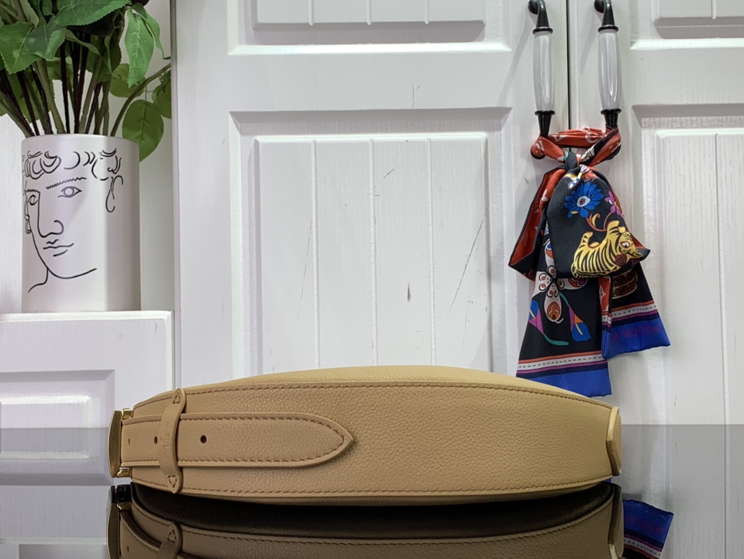 ルイヴィトン バムバッグ 新作 Louis Vuitton Low Key Bumbag Urban Yellow m83546 グレインカーフレザー ゴールド金具 - 画像 (7)