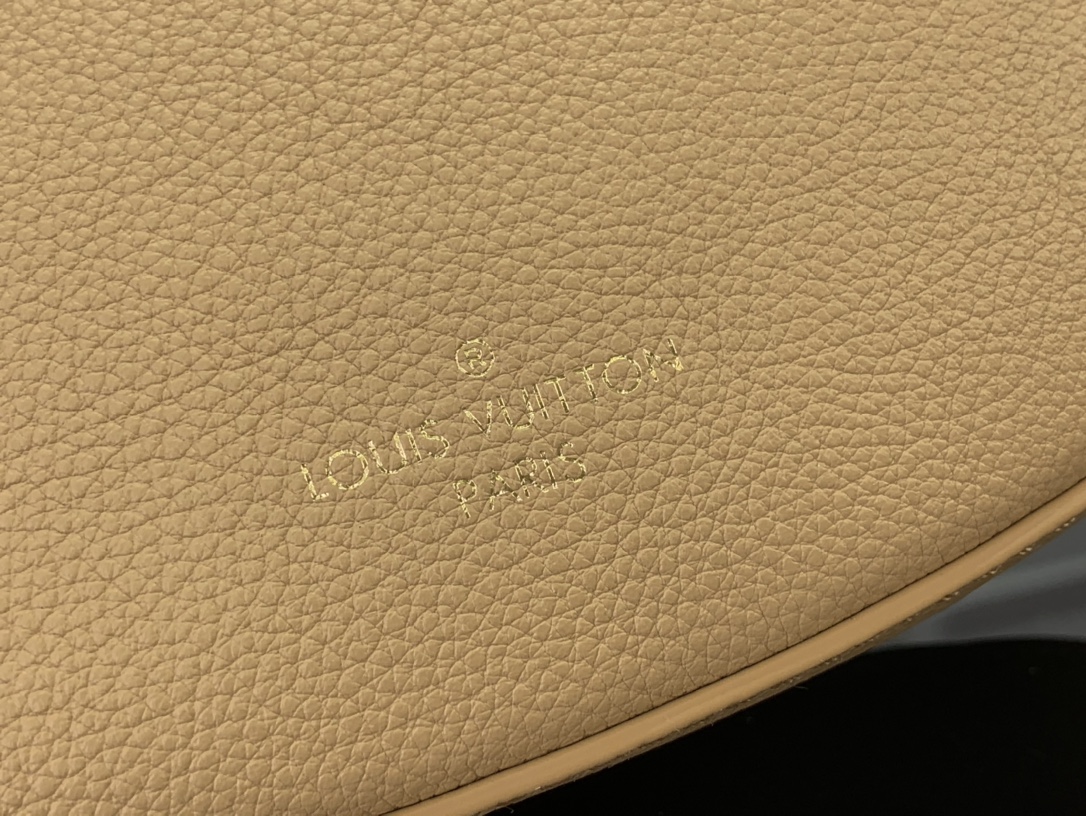 ルイヴィトン バムバッグ 新作 Louis Vuitton Low Key Bumbag Urban Yellow m83546 グレインカーフレザー ゴールド金具 - 画像 (4)