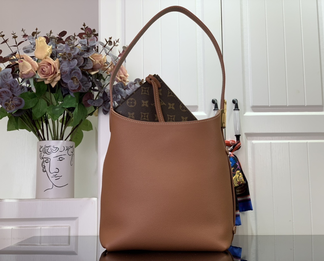 ルイヴィトン ホーボーバッグ 新作 Louis Vuitton ロウキー・ホーボー PM コニャック M25354 カーフレザー ゴールド金具 - 画像 (8)