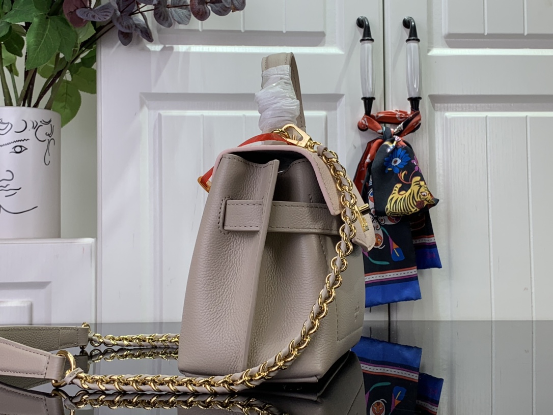 ルイヴィトン ハンドバッグ 新作 Louis Vuitton ロックミー・エヴァー MINI Gris Colombe/Quartz M23442 グレインカーフレザー ゴールド金具 - 画像 (9)