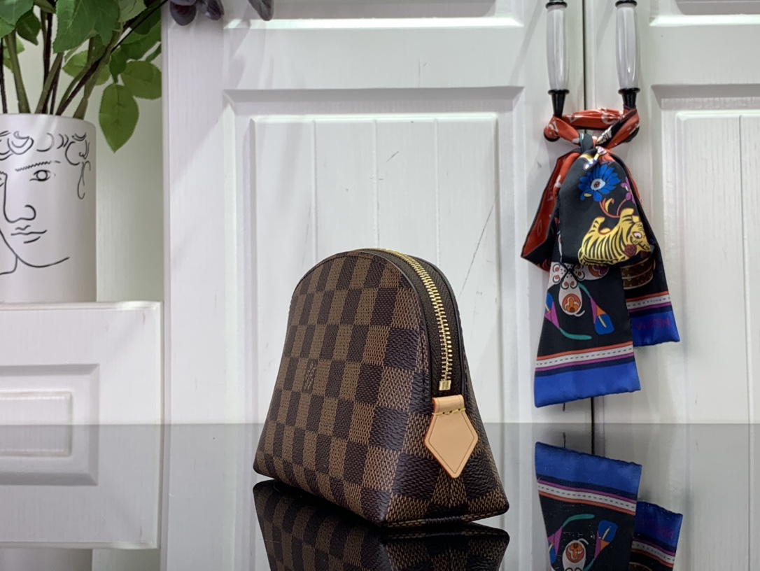 ルイヴィトン 化粧ポーチ 新作 Louis Vuitton ポシェット・コスメティック PM ブラウン N47516 ダミエ・キャンバス ゴールド金具 - 画像 (9)