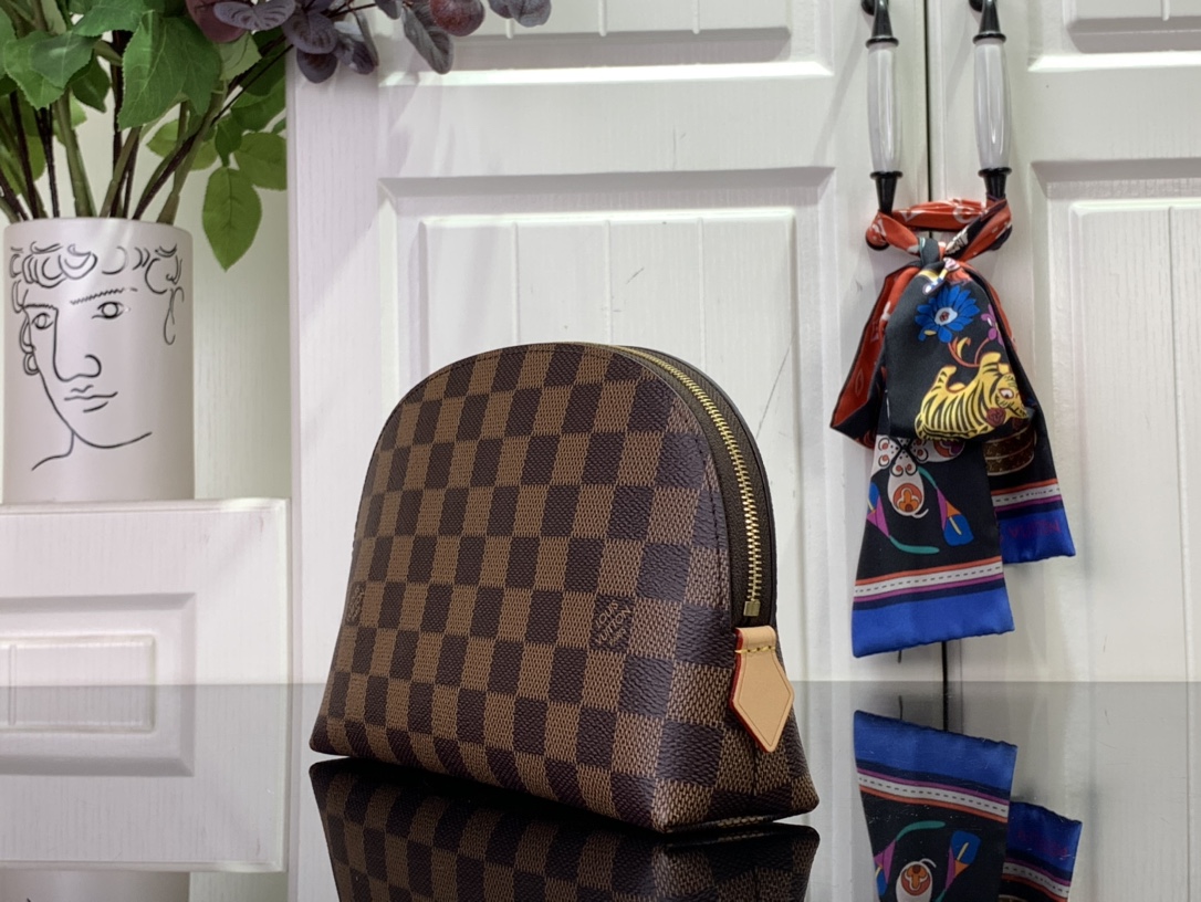 ルイヴィトン 化粧ポーチ 新作 Louis Vuitton ポシェット・コスメティック MM ブラウン M46579 ダミエ・キャンバス ゴールド金具 - 画像 (9)