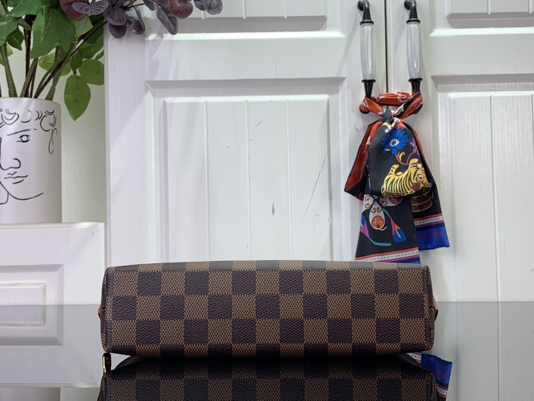 ルイヴィトン 化粧ポーチ 新作 Louis Vuitton ポシェット・コスメティック MM ブラウン M46579 ダミエ・キャンバス ゴールド金具 - 画像 (7)