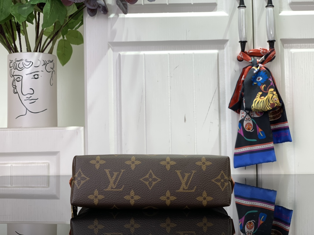 ルイヴィトン 化粧ポーチ 新作 Louis Vuitton ポシェット・コスメティック PM ダークブラウン M47515 モノグラム・キャンバス ゴールド金具 - 画像 (7)