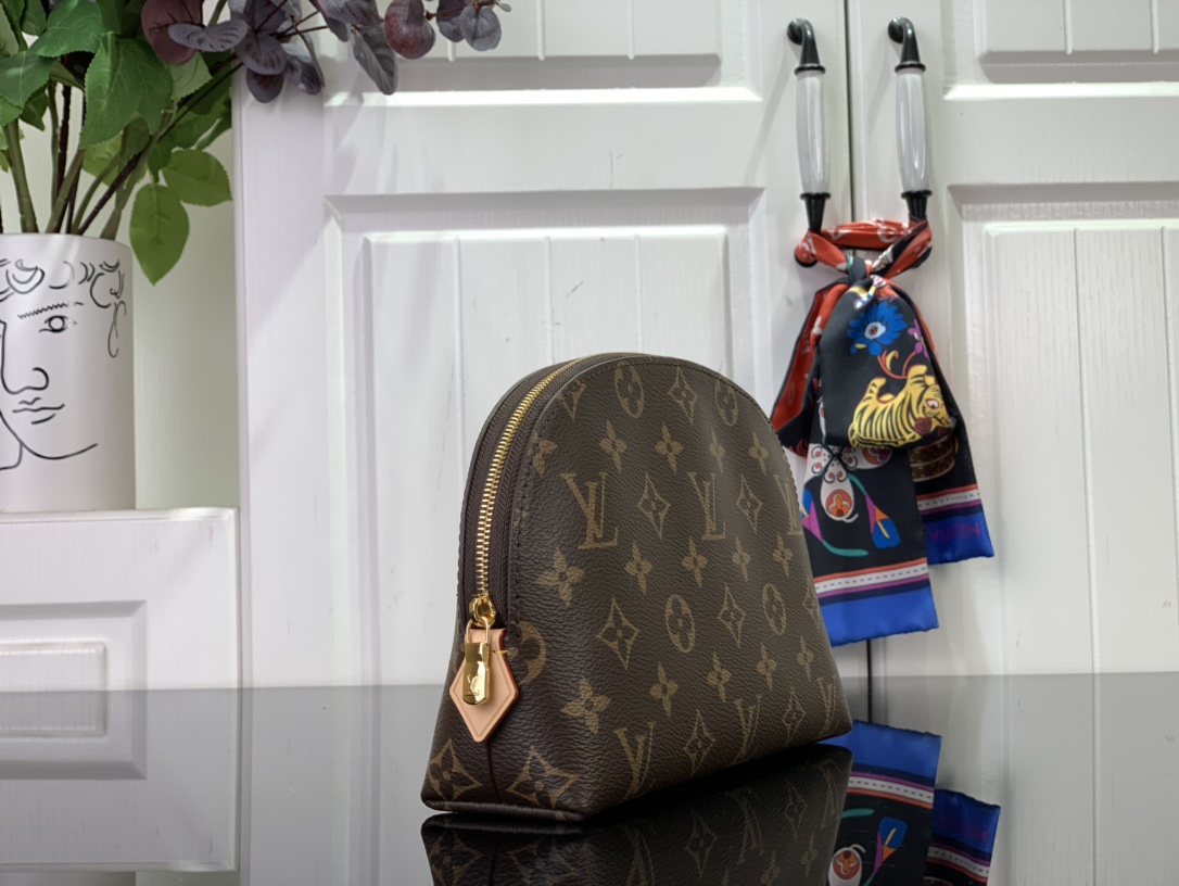 ルイヴィトン 化粧ポーチ 新作 Louis Vuitton ポシェット・コスメティック MM ダークブラウン M46579 モノグラム・キャンバス ゴールド金具 - 画像 (9)