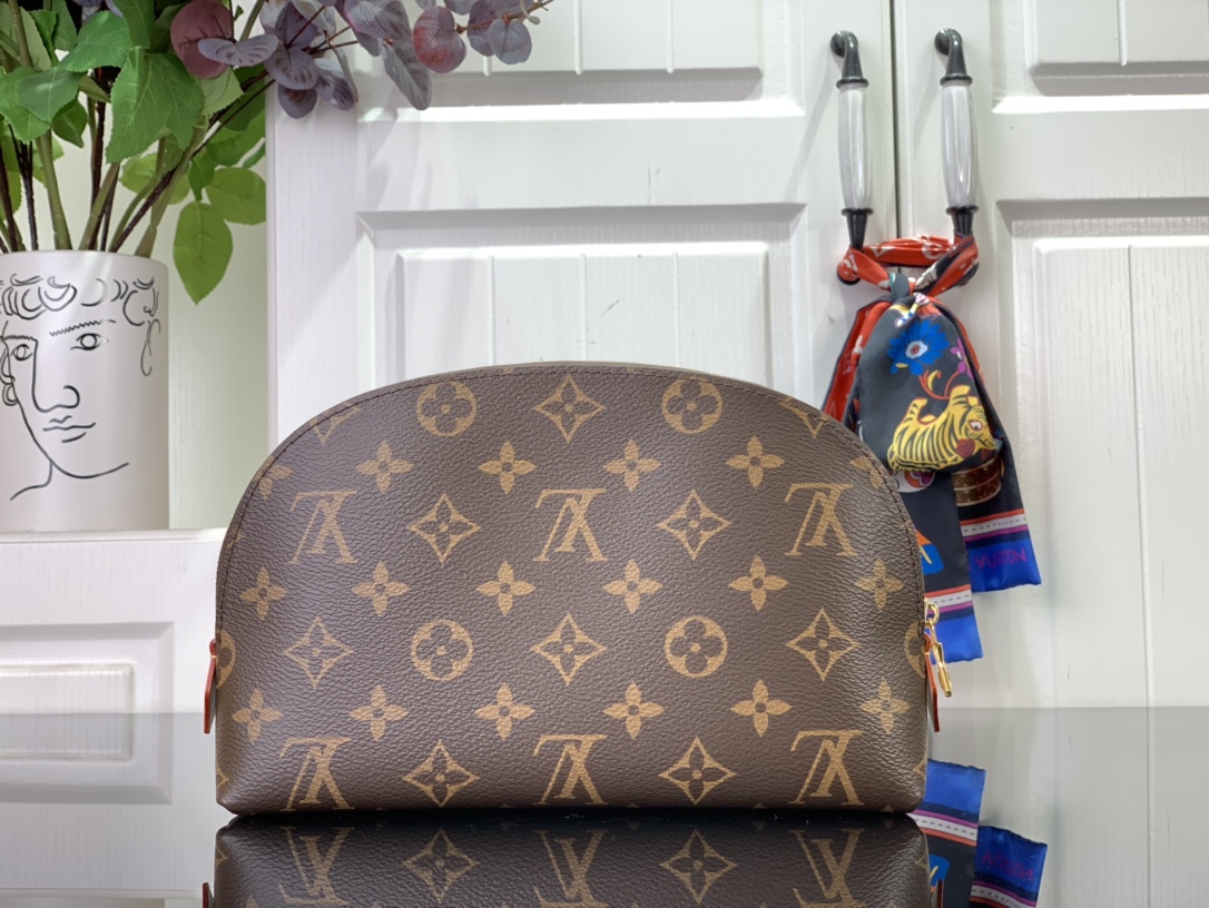 ルイヴィトン 化粧ポーチ 新作 Louis Vuitton ポシェット・コスメティック MM ダークブラウン M46579 モノグラム・キャンバス ゴールド金具 - 画像 (8)