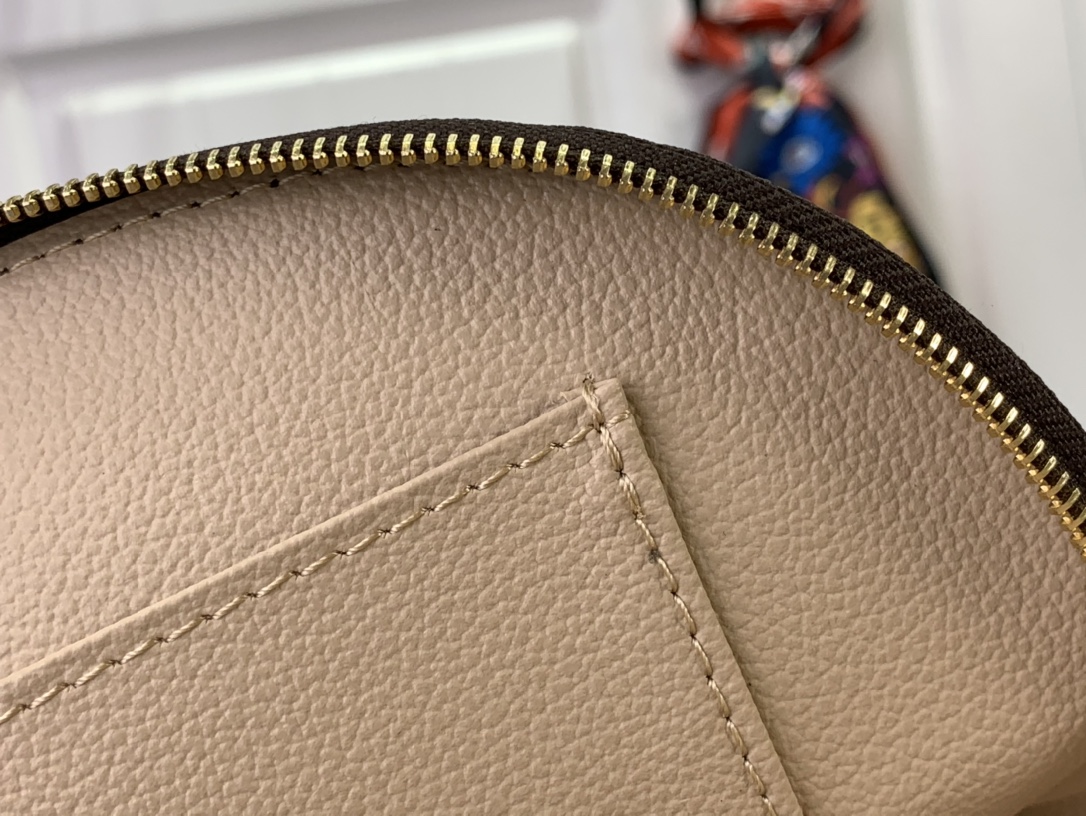 ルイヴィトン 化粧ポーチ 新作 Louis Vuitton ポシェット・コスメティック MM ダークブラウン M46579 モノグラム・キャンバス ゴールド金具 - 画像 (4)