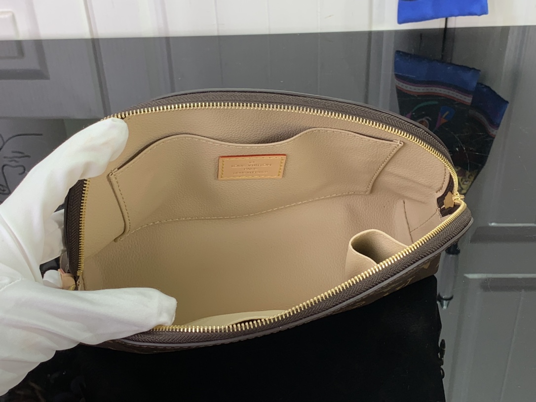 ルイヴィトン 化粧ポーチ 新作 Louis Vuitton ポシェット・コスメティック MM ダークブラウン M46579 モノグラム・キャンバス ゴールド金具 - 画像 (3)
