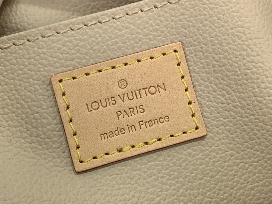 ルイヴィトン 化粧ポーチ 新作 Louis Vuitton ポシェット・コスメティック MM ダークブラウン M46579 モノグラム・キャンバス ゴールド金具 - 画像 (2)