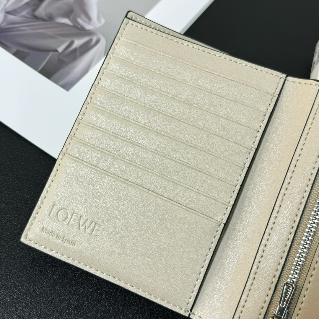 最高級ロエベスーパーコピー ロエベ財布コピー バーティカル ウォレット ミディアム グリーンリーフ C660S87X01 0011032489 ソフトグレインカーフ - 画像 (3)