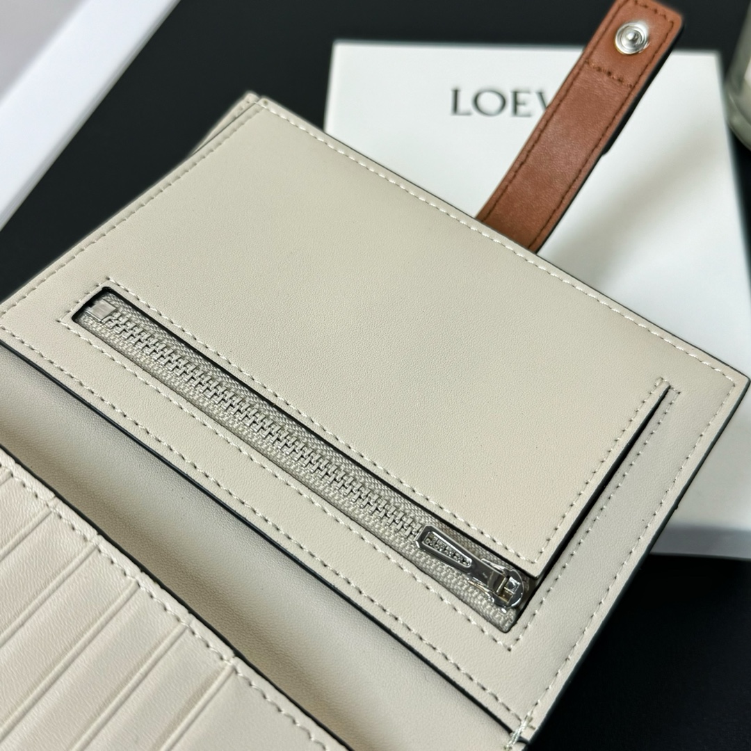 最高級ロエベスーパーコピー ロエベ財布コピー バーティカル ウォレット ミディアム グリーンリーフ C660S87X01 0011032489 ソフトグレインカーフ - 画像 (2)