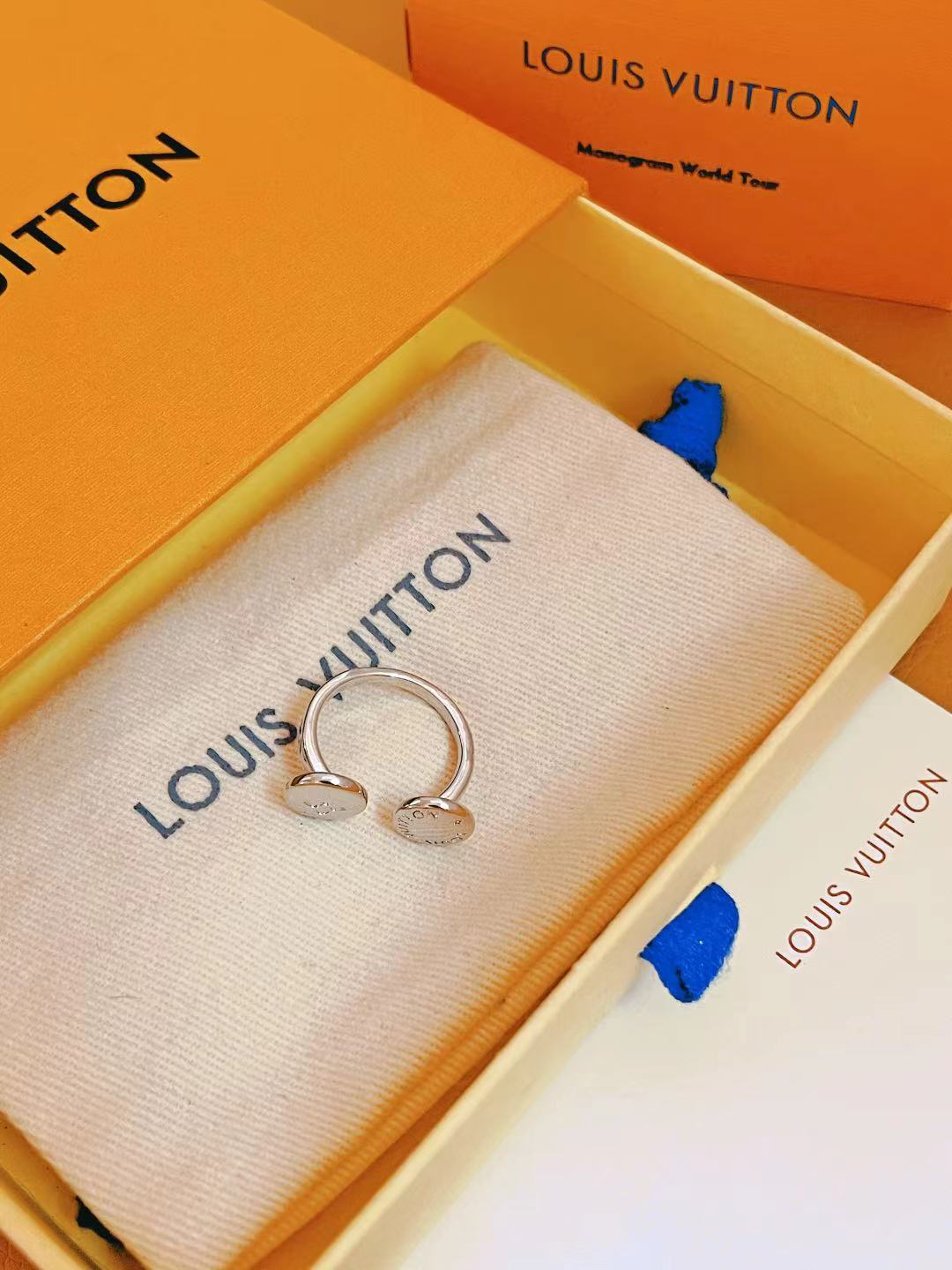 最高級ルイヴィトンスーパーコピー ルイヴィトン指輪コピー リング・LV スタッズ M1145M シルバー - 画像 (5)