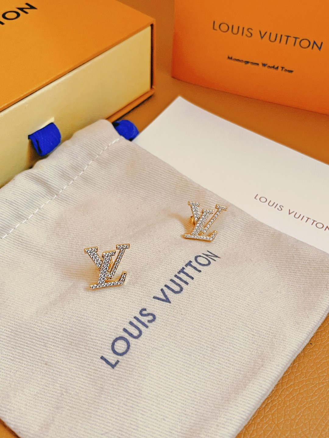 最高級ルイヴィトンスーパーコピー ルイヴィトンピアスコピー ピアス・LV アイコニック ストラス M00609 ゴールド - 画像 (6)
