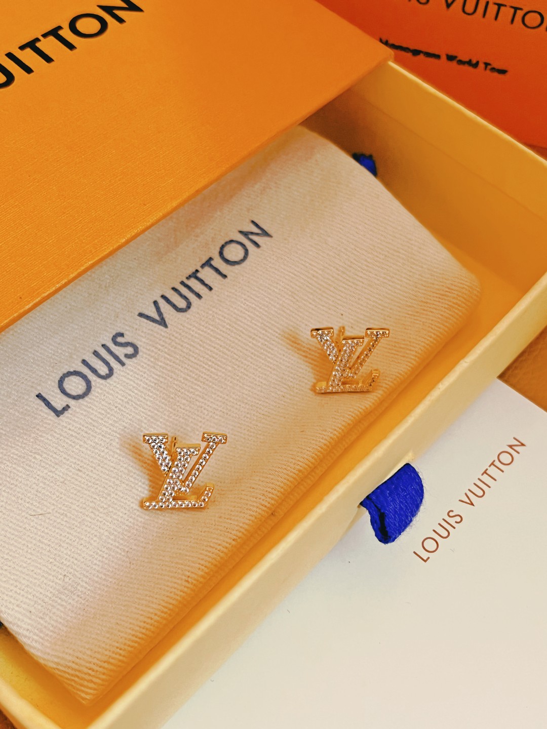 最高級ルイヴィトンスーパーコピー ルイヴィトンピアスコピー ピアス・LV アイコニック ストラス M00609 ゴールド - 画像 (5)