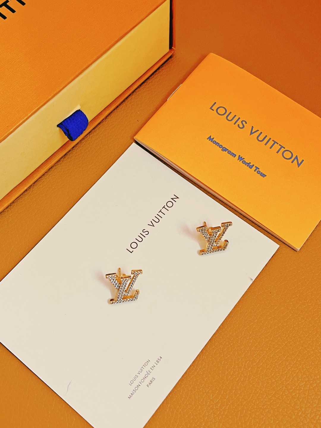 最高級ルイヴィトンスーパーコピー ルイヴィトンピアスコピー ピアス・LV アイコニック ストラス M00609 ゴールド - 画像 (4)