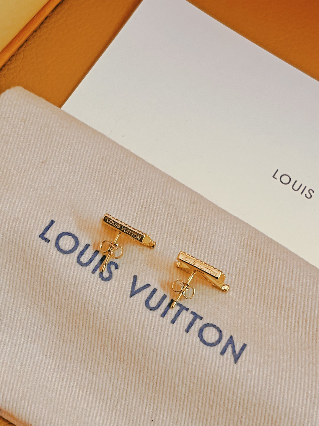最高級ルイヴィトンスーパーコピー ルイヴィトンピアスコピー ピアス・LV アイコニック ストラス M00609 ゴールド - 画像 (3)