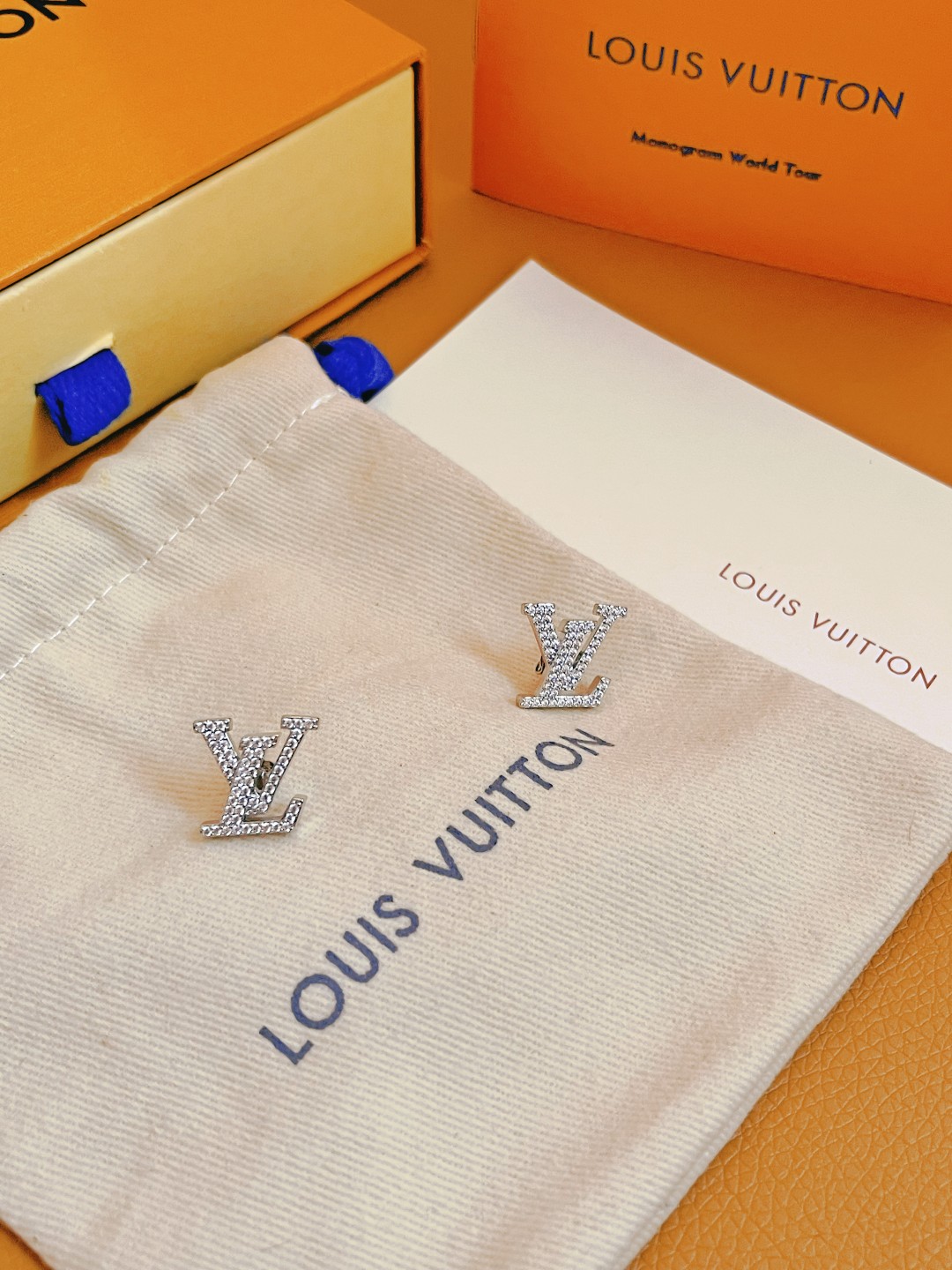 最高級ルイヴィトンスーパーコピー ルイヴィトンピアスコピー ピアス・LV アイコニック ストラス M00608 シルバー - 画像 (6)