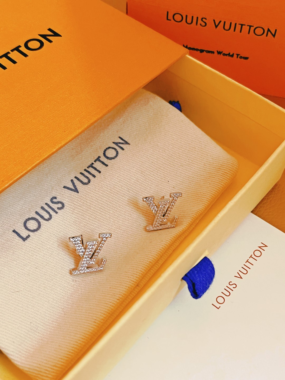 最高級ルイヴィトンスーパーコピー ルイヴィトンピアスコピー ピアス・LV アイコニック ストラス M00608 シルバー - 画像 (5)