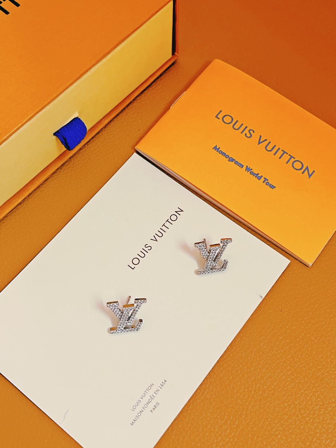 最高級ルイヴィトンスーパーコピー ルイヴィトンピアスコピー ピアス・LV アイコニック ストラス M00608 シルバー - 画像 (4)