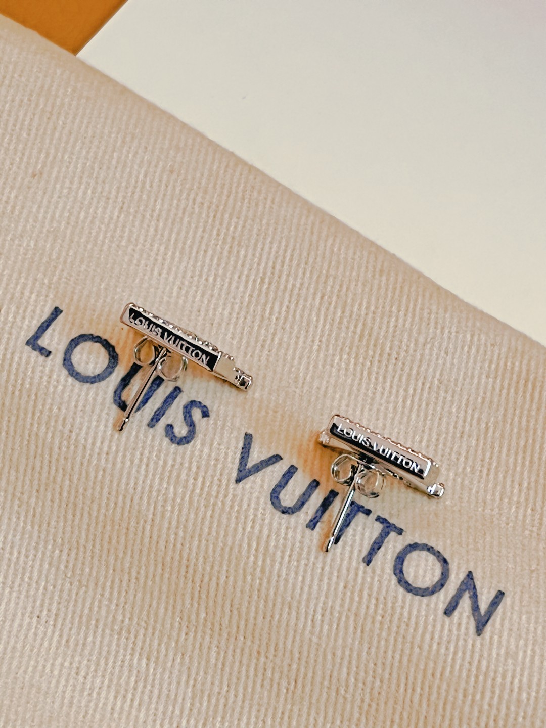 最高級ルイヴィトンスーパーコピー ルイヴィトンピアスコピー ピアス・LV アイコニック ストラス M00608 シルバー - 画像 (3)