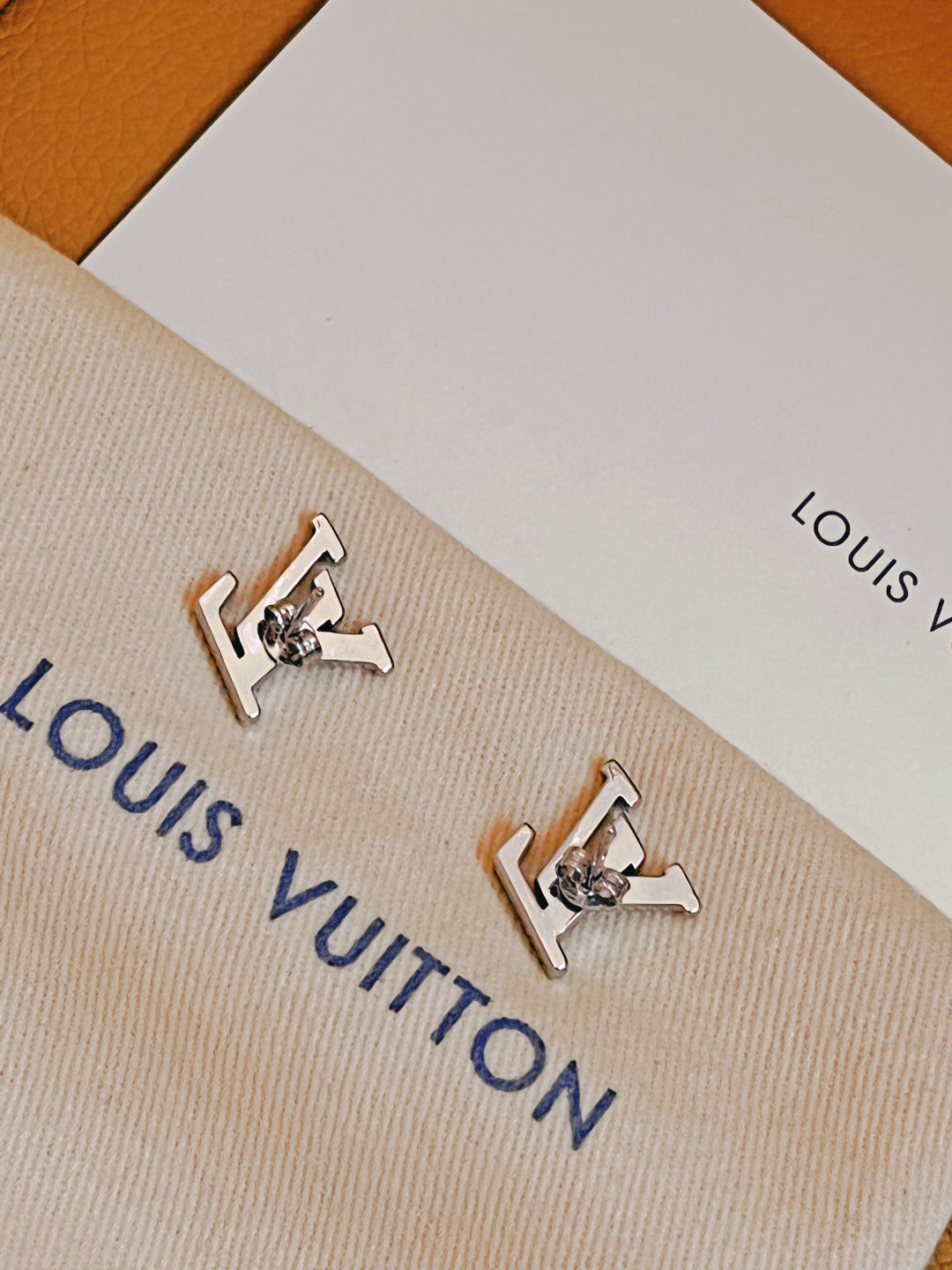 最高級ルイヴィトンスーパーコピー ルイヴィトンピアスコピー ピアス・LV アイコニック ストラス M00608 シルバー - 画像 (2)